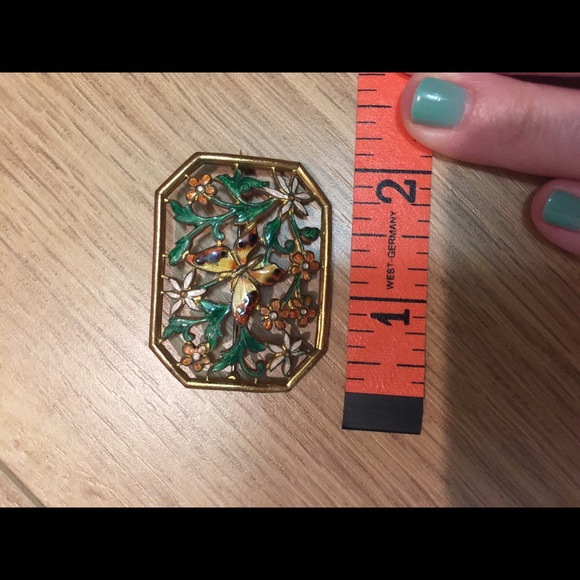 Butterfly and flower scene pin / brooch - Picture 4 of 4